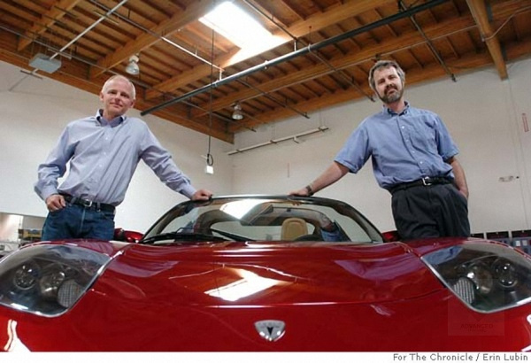 Реальные основатели фирмы Tesla Motors рядом с несуществующей до Маска машиной