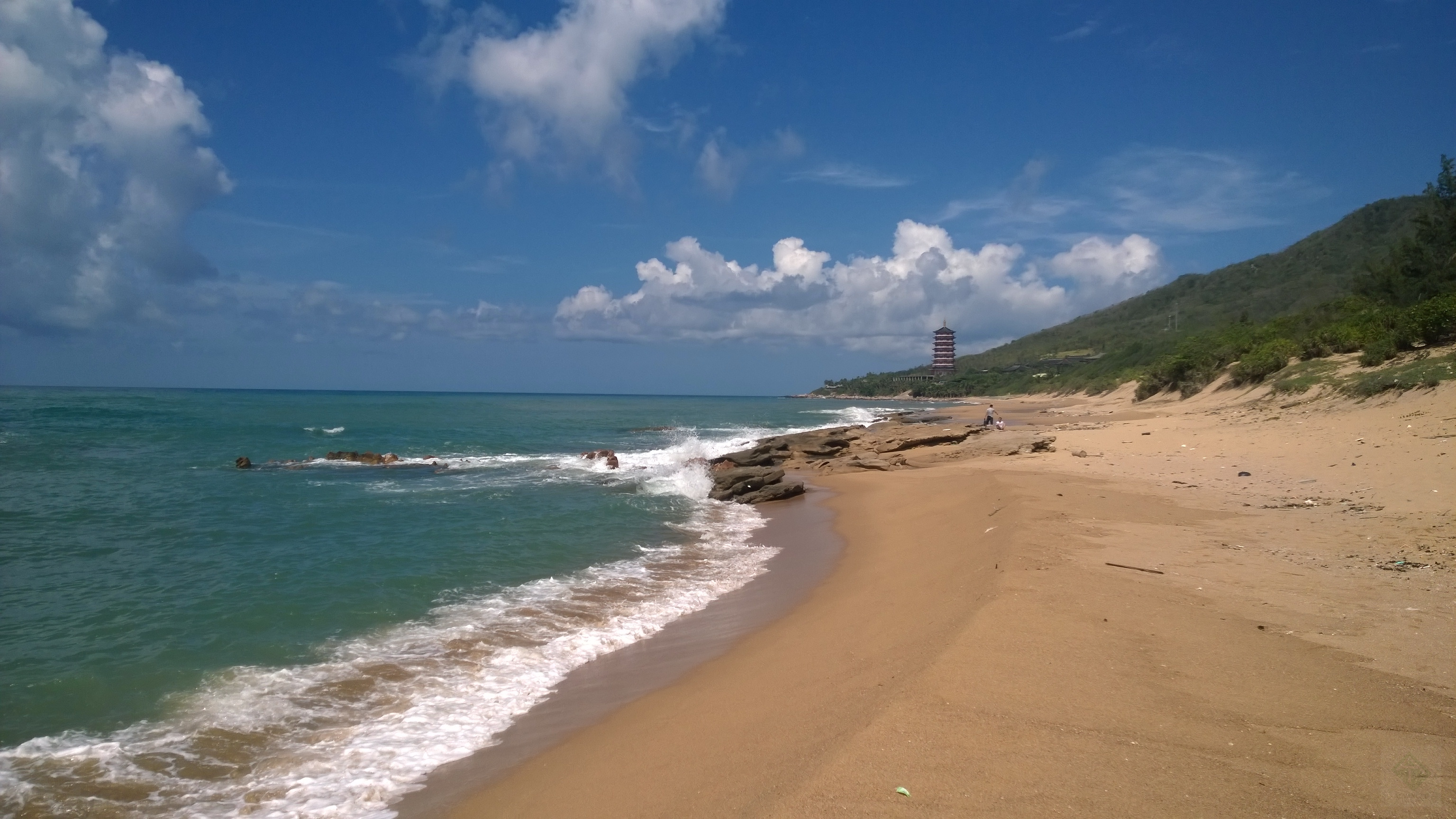 Парк Наньшань - красивая долина с буддийскими храмами и самой большой в мире статуей богини Гуаньинь (108 метров). Данное фото сделано на берегу, где вообще купаться не особо можно, но если очень хочется - вполне. Гуаньинь левее.